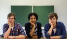 Die Schueler Ole Jakobskoetter (18, v.l.), Aisha Kadiri (17) und Luca Miehe (17) posieren am Mittwoch (11.05.11) in einem Klassenraum des Hermann-Boese-Gymnasiums in Bremen. Die drei Schueler sind bei der Buergerschaftswahl am Sonntag (22.05.11) zum ersten mal wahlberechtigt. Das Wahlalter wurde in Bremen auf 16 Jahre herabgesetzt. Foto: Joerg Sarbach/dapd Foto: dapd