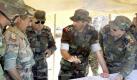 Falsche Versprechungen: Immer wieder lässt Assad (zweiter von rechts), hier bei einem Truppenbesuch in Damaskus, seine Zusagen für einen Rückzug platzen. Foto: dpa