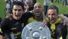 Deutscher Meister 2011: Mit einer gelungenen Mischung aus Führungsspielern wie Nuri Sahin (links), Altmeistern wie Dede (Mitte) und begnadeten Talenten wie Mario Götze holte der BVB den Meistertitel. News.de zeigt die wichtigsten Stationen auf dem Weg dahin. Foto: dapd