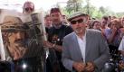 Dennis Hopper besucht am Donnerstag (22.06.00) die Weltausstellung EXPO 2000 in Hannover um seinen neuen Film '10 Commandments' zum Filmfestival vorzustellen. Zu einer Autogrammstunde auf dem EXPO-Gelaende haben Mitglieder eines hannoverschen Harley-Davidson -Club s 15 Motorraeder mitgebracht. Foto: Jochen Luebke/ ddp *** Local Caption *** 00020284 Foto: ddp