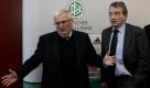 Hessen/ ARCHIV: Der Praesident des Deutschen Fussball-Bundes (DFB), Theo Zwanziger (l.) gestikuliert in der DFB-Zentrale in Frankfurt am Main waehrend einer Pressekonferenz neben DFB-Generalsekretaer Wolfgang Niersbach (Foto vom 07.12.11). Theo Zwanziger beabsichtigt, sein Amt als Praesident des Deutschen Fussball-Bundes (DFB) bereits im Februar oder Maerz 2012 aufzugeben. 'Ich halte einen Termin Ende Februar oder Anfang Maerz durchaus fuer realistisch', sagte der 66-Jaehrige der Tageszeitung 'Die Welt' (Montagausgabe vom 19.12.11). Wie die Nachrichtenagentur dapd aus DFB-Kreisen erfuhr, wird am Donnerstag (22.12.11) in Frankfurt am Main ein Treffen der Vorsitzenden der DFB-Landesverbaende stattfinden, auf dem das vorzeitige Ausscheiden von Zwanziger eroertert werden soll. (zu dapd-Text)
Foto: Martin Oeser/dapd Foto: dapd