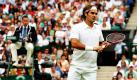 Auch wenn man es kaum glauben mag, es gibt derzeit auch noch andere Sportereignisse als die Fußball-WM: Das Tennisturnier in Wimbledon beispielsweise. In der ersten Runde des Grand-Slam-Turniers hatte der Schweizer Roger Federer gegen den Kolumbianer Alejandro Falla richtig Mühe: Nachdem er die ersten beiden Sätze verloren hatte, blieb er am Ende aber doch mit 5:7, 4:6, 6:4, 7:6 und 6:0 der Sieger. Foto: dpa