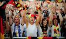 Fußballfans verfolgen auf der Fanmeile in Berlin über eine Videoleinwand das Spiel der deutsche Fußballnationalmannschaft. Foto: dpa