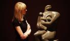 Eine Galeristin betrachtet eine Skulptur des britischen Künstlers Henry Moore (1898-1986)  in der Tate Gallery in London. Ab dem 24. Februar sind 150 von Moores Werken in der Ausstellung zu sehen.  Foto: ap