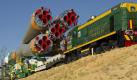 Gemächlich wird die Sojus-Rakete Richtung ihres Startplatz auf dem Weltraumhafen Baikonur gefahren. Foto: NASA/Carla Cioffi Foto: dpa