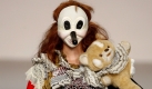 Der junge Designer Amai Rodriguez schickt seine Models mit Maske und Teddy auf den Laufsteg der Cibeles Madrid Fashion Week. Foto: dpa