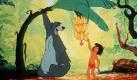 Der Bär Balu zieht im Kinofilm 'Das Dschungelbuch' eine Bananenpflanze nach unten, damit sich das Menschenkind Mogli eine Frucht pflücken kann (Szenenfoto). Mit dem Tod des legendären Animationskünstlers Ollie Johnston, der unter anderem die Dschungelbuch-Helden Mogli und Balu aufs Papier gezaubert hatte, ist ein großes Kapitel des Disney-Trickfilms zu Ende gegangen. Er war das letzte noch lebende Mitglied der berühmten «Nine Old Men», einer Gruppe von neun Chef-Zeichnern, die gemeinsam mit Walt Disney dessen erfolgreichste Filme entwarfen. Johnston starb 95-jährig in einem Pflegeheim im US-Staat Washington an Altersschwäche, berichtete die «Los Angeles Times» am Dienstag (15.04.2008) unter Berufung auf das Disney- Filmstudio. Foto: Buena-Vista (zu dpa-Korr. 'Disney-Legende Ollie Johnston ist tot - Letzter der Nine Old Men' vom 16.04.2008) +++(c) dpa - Bildfunk+++ Foto: dpa