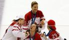 Feucht-fröhlich feiern die kanadischen Eishockey-Frauen ihren Triumph auf dem Eis. Nach einem 2:0-Finalsieg über die USA holen sie Gold. Die Jubelfeiern könnten allerdings ein Nachspiel haben. Foto: dpa
