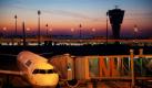 Vor der Morgendämmerung steht eine Maschine der Fluggesellschaft Lufthansa in München auf dem Flughafen Franz-Josef-Strauss zur Abfertigung bereit. Die Morgenröte verspricht der bayerischen Hauptstadt einen heiteren Tag. Foto: dapd