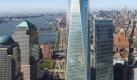 1 WTC ist der wichtigste der fünf Türme. Gut 541 Meter soll er hoch sein, 130 Meter höher als die Vorgänger. In Fuß sind das 1776 - das Gründungsjahr der USA. 7 WTC - rechts daneben - wirkt dagegen wie ein Zwerg. Er misst gerade mal 228 Meter. Foto: SOM