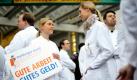 Klinikärzte halten in Essen während eines Warnstreiks am Universitätsklinikum Transparente mit der Aufschrift «Gute Arbeit - Gutes Geld». Die Ärztinnen und Ärzte protestierten vor der 5. Verhandlungsrunde zwischen der Ärztegewerkschaft Marburger Bund und der Tarifgemeinschaft der Länder gegen die Tarifpolitik der Arbeitgeber. Foto: dapd