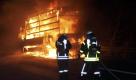 Feuerwehrleute löschen auf der A40 bei Bochum den Brand eines Lkw. Laut Angaben des Fotografen wurde der Fahrer des Lkw durch Verkehrsteilnehmer auf den Brand seines Fahrzeuges aufmerksam gemacht. Seine Ladung aus Holzpaletten sorgte für eine schnelle Ausbreitung, so dass der Lkw vollständig ausbrannte. Der Fahrer blieb unverletzt. Foto: dapd