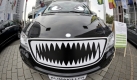 Aktivisten der Umweltschutz-Organisation Greenpeace protestieren in Frankfurt am Main vor den Ausstellungshallen der 63. Internationalen Automobil-Ausstellung (IAA) mit einem Fahrzeug mit der Nummernschildaufschrift Klimakiller gegen Pkw-Modelle mit zu hohem CO2-Ausstoß. Foto: ddp