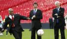 Bei einem Besuch im Londoner Wemley Stadion zeigt Südafrikas Präsident Jacob Zuma seine Fußballkünste. Foto: ap