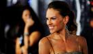 Oscar-Gewinnerin Hilary Swank lächelt bei der Premiere ihres neuen Films Conviction (Betty Anne Waters) in Beverly Hills, Kalifornien. Das Drama basiert auf der wahren Geschichte von Betty Anne Waters: Sie schreibt sich selbst für einen Jurakurs ein, um ihrem Bruder zu helfen, der unschuldigerweise für einen Mord verurteilt wurde und keine Chance mehr auf einen Pflichtverteidiger hat.  Foto: ap