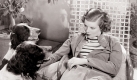 Katharine Hepburn, Ende der dreiiger Jahre: Am Anfang meiner Karriere sagte ich mir: Halte dich zurck, kauf dir keine teuren Kleider oder Autos, gehe keinen kostspieligen Gewohnheiten nach, die du nicht aufrechterhalten kannst, wenn du versagst  weil ich sonst mit dem Gegenteil htte klarkommen mssen. (Abbildung aus dem besprochenen Band) Foto: Schwarzkopf & Schwarzkopf