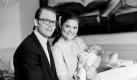 «Endlich!», werden die meisten Anhänger des schwedischen Königshauses ausgerufen haben. Auf die neuen Fotos von Kronprinzessin Victoria, Prinz Daniel und Baby-Prinzessin Estelle hatte das ganze Land bereits gewartet. Foto: Kate Gabor/kungahuset.se