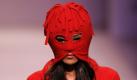 Eigenwillige Kreationen präsentiert von unkonventionellen Models: Absolventinnen der chinesischen Tsinghua Universität und der südkoreanischen Universitäten Konkuk und Kei Myung stellen auf der Fashion Week in Peking neue Modetrends vor. Foto: dpa