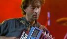 Der österreichische Musiker Hubert von Goisern gibt am Sonntag (30.06.2002) vor der Alten Nationalgalerie in Berlin ein Open-Air Concert. Zusammen mit der Geigerin Marlene Schuen trug der Alpenrocker im Rahmen seiner Tournee Grenzenlos alte und neue Songs einem begeisterten Hauptstadt-Publikum vor. Foto: dpa