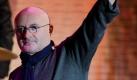 Der Musiker Phil Collins will seine Karriere aus gesundheitlichen Gründen endgültig beenden. Sein jahrelanges Schlagzeug-Spiel habe zahlreiche gesundheitliche Probleme verursacht, von Hör- bis hin zu Wirbelsäulenschäden. Darüber hinaus verursachten Nervenschäden in den Händen des 60-Jährigen Schmerzen beim Spielen. Foto: dapd