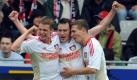 Im Fernduell um Platz zwei zwischen dem FC Bayern und Bayer Leverkusen behielt die Werkself vom Rhein die Nerven. Hier feiern Lars Bender, Hanno Balitsch und Daniel Schwaab (von links) den Siegtreffer. Foto: dpa
