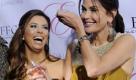 Eva Longoria Parker (links) darf ihren eigenen Duft verströmen. Am Parfum mit dem Namen Eva durfte Schauspiel- und Serienkollegin Teri Hatcher bei der Premiere auch gleich schnuppern. Foto: ap