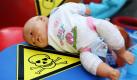 Als giftig gekennzeichnetes Spielzeug ist bei einer Aktion der Umweltschutzorganisation BUND vor dem Verbraucherschutzministerium in Berlin ausgelegt. Mit der Demonstration fordert der BUND ein Verbot von gesundheitsschädlichen Weichmachern in Kindertagesstätten.  Foto: dpa