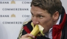 Bastian Schweinsteiger isst vor dem Spiel der deutschen Nationalmannschaft gegen Finnland eine Banane. Foto: ddp