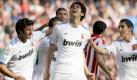 Doppeltorschütze Kaká (Mitte) lässt sich von seinen Real-Kollegen feiern. Er hat mit seinen beiden Treffern den Weg zum Sieg der Madrilenen geebnet. Allerdings konnte auch der Meisterschaftskonkurrent FC Barcelona einen Dreier einfahren. Foto: dpa