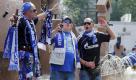 Vorfreude ist die schönste Freude. Fans des FC Schalke 04 feiern schon am Mittag in Berlin vor der Gedächtniskirche. Am Anbend spielt ihr Verein im Finale gegen den MSV Duisburg im Berliner Olympiastadion um den DFB-Pokal.
 Foto: dapd