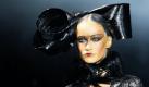Ein Model trägt eine Kreation des britischen Designers John Galliano bei den Prêt-à-porter-Modeschauen in Paris. Foto: ap