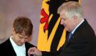 Staatsoberhaupt Horst Seehofer (r) verleiht im Schloss Bellevue Sebastian Vettel das Silberne Lorbeerblatt. Foto: Wolfgang Kumm Foto: dpa