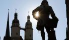 1400 Künstler und jede Menge Konzerte: Bis zum 12. Juni steht die Stadt Halle ganz im Zeichen Georg Friedrich Händels. Händel wird nicht nur in Konzerten erlebt, sondern in der gesamten Stadt Halle gelebt, sagte Festspiel-Intendant Clemens Birnbaum. Es stehen zehn Opern und vier große Oratorien auf dem Programm. Der Veranstalter erwartet rund 40.000 Besucher. Händel wurde 1685 in Halle geboren und starb 1759 in London. Weltberühmt geworden ist seine Feuerwerksmusik. Eröffnet werden soll das Festival am Abend mit einem Festkonzert mit Stücken von Händel, Richard Strauss und Johannes Brahms. Foto: dpa