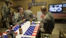 US-Soldaten frühstücken - patriotisch mit Tischdecken mit Flaggenaufdruck - in ihre Militärbasis in der afghanischen Provinz Kunar. Dabei gucken sie Spiel Zwei der Baseball World Series. Foto: ap