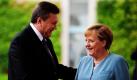 Bundeskanzlerin Angela Merkel und der ukrainische Präsident Viktor Janukowitsch begrüßen sich vor dem Kanzleramt in Berlin. Bei dem Treffen soll es unter anderem um Fragen der Energiepolitik gehen. Foto: dpa