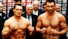 Der polnische Herausforderer Albert Sosnowski steht neben dem Box-Weltmeister Vitali Klitschko beim offiziellen Wiegen in Essen. Der Kampf wird Samstagabend in Gelsenkirchen ausgetragen.  Foto: ap