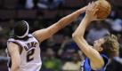 Dallas Mavericks' Dirk Nowitzki, right, of Germany, shoots over New Jersey Nets' Josh Boone, left, during the second quarter of an NBA basketball game Wednesday, Dec. 2, 2009, in East Rutherford, N.J. (AP Photo/Bill Kostroun) Foto: ap
