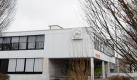 Rektorin Astrid Hahn kündigte an, dass eins der betroffenen Klassenzimmer der noch geschlossenen Albertville-Realschule nach dem Umbau zum Gedenkraum werden soll. Foto: dpa