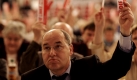 Die Fusion wird auf zwei parallel stattfindenden Parteitagen im März 2007 und durch  Urabstimmungen  der Mitglieder im Mai beschlossen. Die neue Partei soll Die Linke heißen. Am 16. Juni 2007 findet in Berlin der Gründungsparteitag der Linken statt. Vorsitzende werden Lafontaine und Bisky. Gysi übernimmt keine Funktion im Parteivorstand. Foto: ddp