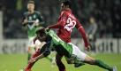 Werder im Sturzflug wie hier im Zweikampf Philipp Bargfrede (vorne) und Twentes Nacer Chadli. Foto: ap