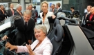 Die Zukunft gehört den Stromern. Industrie und Forschung wollen enger zusammenarbeiten und Deutschland zum Leitmarkt der Elektromobilität machen. Die Bundesregierung kurbelt die Entwicklungsarbeit mit 700 Millionen Euro an.
 Foto: press-inform