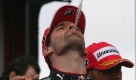 Mark Webber lässt sich den Sekt schmecken. Der Australier hat den Großen Preis von Brasilien gewonnen. Foto: dpa