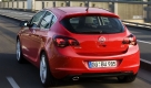 Bei den Motoren bieten die Rüsselsheimer zum Marktstart vier Benziner und vier Dieselversionen mit Leistungen zwischen 95 und 180 PS an. Ein Basisbenziner mit 87 PS kommt im Frühjahr 2010 und eine potente OPC-Sportversion mit Allradantrieb und mehr als 250 PS dürfte Anfang 2011 folgen. Foto: press-inform