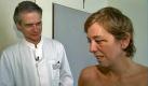Endlich darf sich Natascha im Beisein von Dr. Walgenbach das Ergebnis der Operation ansehen. Foto: RTL2 / Constantin Entertainment