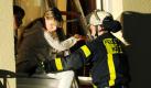 Eine Frau wird in der Nacht zum Dienstag (02.08.2011) bei einem Wohnhausbrand in Kassel von einem Feuerwehrmann über eine Leiter aus dem zweiten Stock evakuiert. Bei dem Brand werden zwei Personen verletzt. Insgesamt werden neun Menschen evakuiert, darunter fünf über die Leiter. Zur Brandursache und der Höhe des Schadens war zunächst nichts bekannt. Foto: Uwe Zucchi dpa/lhe +++(c) dpa - Bildfunk++ Foto: dpa