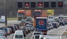 Osterzeit ist Reisezeit: Vor allem am Gründonnerstag könnte es auf den Autobahnen voll werden. Kurzurlauber, Ausflügler und Pendler dürften sich dann vielerorts im Stau treffen. Foto: Frank Leonhardt/Archiv Foto: dpa