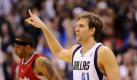 Dirk Nowitzki (r) erzielte beim Sieg über die Clippers in den letzten Minuten elf Punkte. Foto: Larry W. Smith Foto: dpa