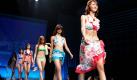 Models präsentieren die neuesten Trends in Sachen Bademode bei der Toray Swimwear Collection 2010 in Tokio. Foto: ap