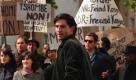 Tschombé-Demo: Rudi Dutschke (Christoph Bach) lässt sich vom Polizeiaufgebot und der Sperre nicht beirren. Er leitet den Zug der Demonstranten kurzerhand um. Foto: ZDF