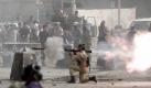 Ein Soldat des Übergangsrates feuert in Gaddafis Geburtsstadt Sirte eine Panzerfaust ab.   Foto: dpa